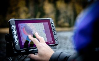 🗺️ Využijte každou chvíli na vodě na maximum s přesnými mapami C-MAP! Díky detailnímu zobrazení budete navigovat a hledat...