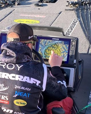 🗺️🎣 C-MAP nám otevírá nové možnosti na vodě! Detailní mapy, spousta tras, skvělé přehledy – jen si vybrat... 🤔 Rozhodování...