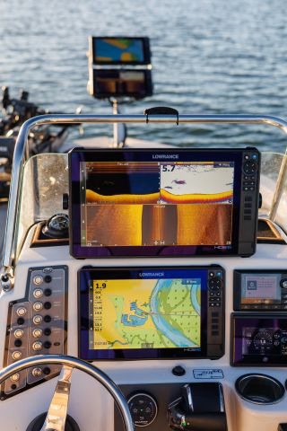 🚤 Každý detail. Každý pohyb. Každá ryba. Dokonalý přehled díky špičkovému vybavení na lodi. 👌 #lowrance #lowrancefishing...