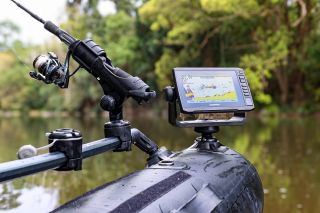 🎣 Railblaza – méně improvizace, více komfortu. Pruty, sonar i doplňky přesně tam, kde je potřebujete. 😉 👉 Více zde:...