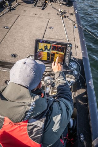 Jak poznáte, že jste našli to správné místo? 🤔 Rybáři mají instinkt. Echolot má data. Podle čeho se nakonec řídíte vy❓...